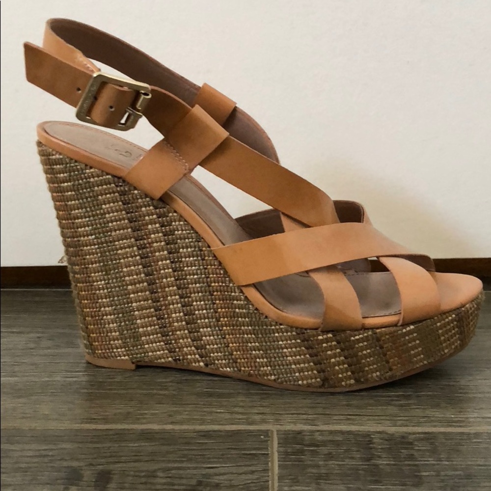 Vince Camuto nude patent wedges